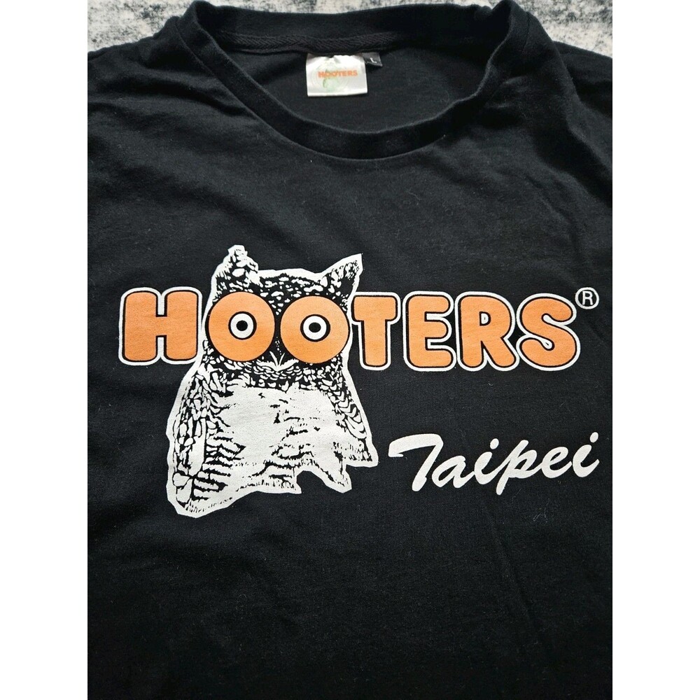 Vintage HOOTERS Taipei Black T Shirt Size Large Rare Y2K Classic Restaurant